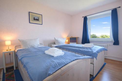 two twin beds in a room with a window at fewo1846 - Ostseebad - Apartment mit 2 Schlafzimmern und Meerblick in Flensburg