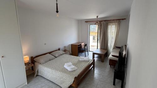 Tilde by the square, apt Argostoli