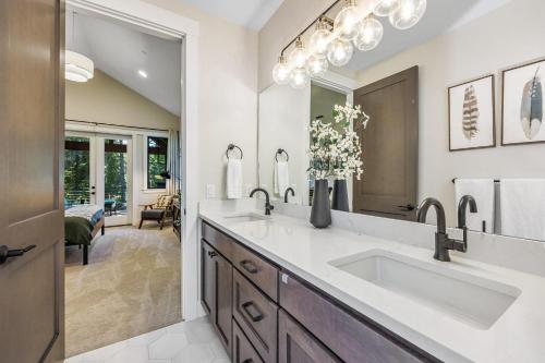 a bathroom with two sinks and a large mirror at Pine Meadow Lodge in Cle Elum