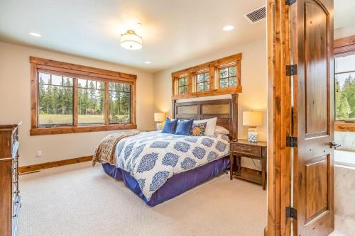 a bedroom with a bed and a window at Twin Links in Cle Elum