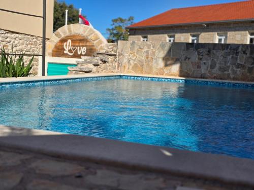 Holiday house with a swimming pool - Villa Melavita
