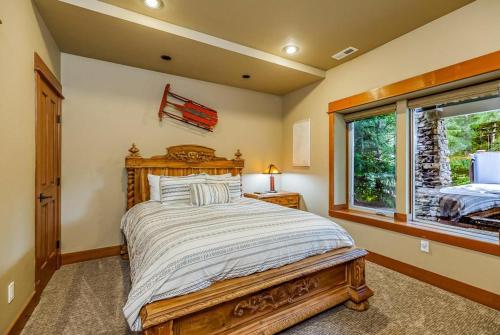 a bedroom with a bed and a window at 7th Heaven in Cle Elum