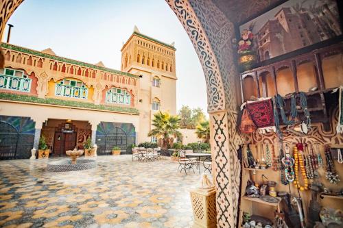 a courtyard of a building with a stone floor at Hotel Kasbah Asmaa in Midelt