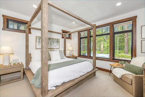 a bedroom with a bed and a couch and windows at Par 6 Lodge in Cle Elum