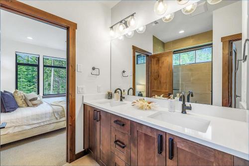a bathroom with a sink and a large mirror at Par 6 Lodge in Cle Elum