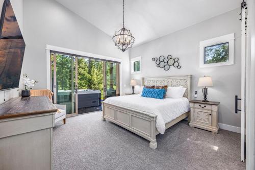 a white bedroom with a bed and a window at Casa Mia in Cle Elum