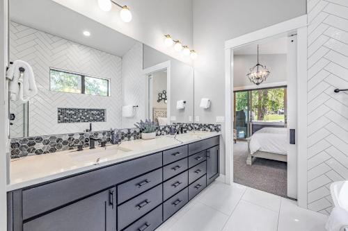 a bathroom with two sinks and a large mirror at Casa Mia in Cle Elum