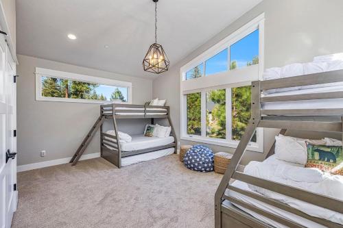 a room with two bunk beds and a staircase at Four Seasons Lodge in Cle Elum
