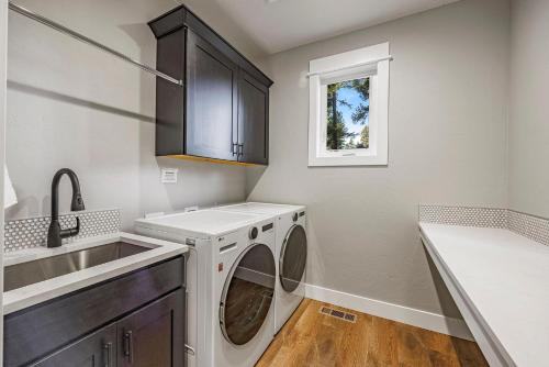 a laundry room with a washing machine and a sink at Four Seasons Lodge in Cle Elum