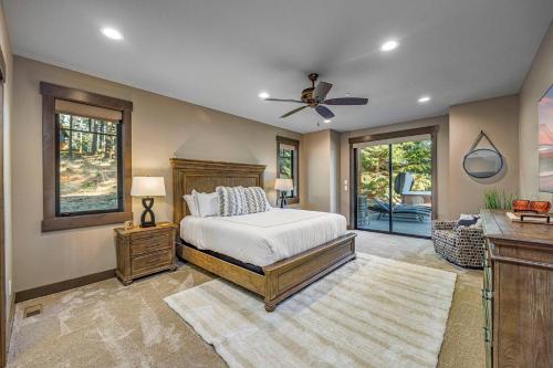 a bedroom with a bed and a ceiling fan at Suncadia Dreamin Lodge in Cle Elum