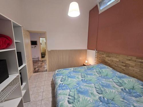 una camera da letto con un letto e un computer portatile di Superbe appartement a Lamalou-les-Bains