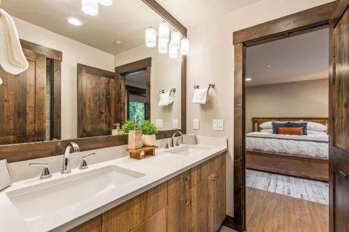 a bathroom with two sinks and a large mirror at Idol Pines in Cle Elum