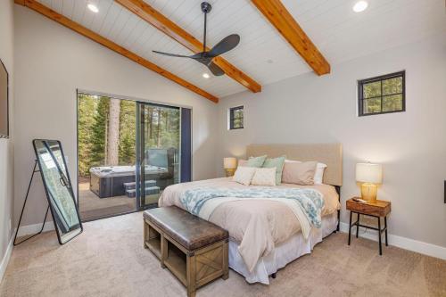 a bedroom with a bed and a ceiling fan at Mountain Modern Lodge in Cle Elum
