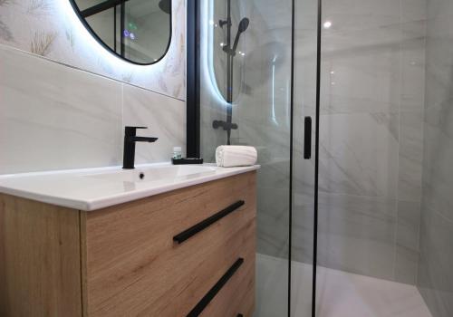 a bathroom with a sink and a shower at Hospedaje C-17 in Segovia