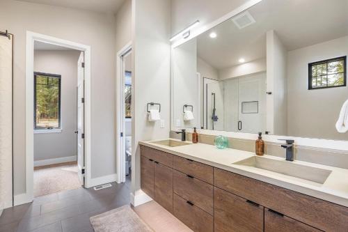 a bathroom with a sink and a large mirror at Mountain Modern Lodge in Cle Elum