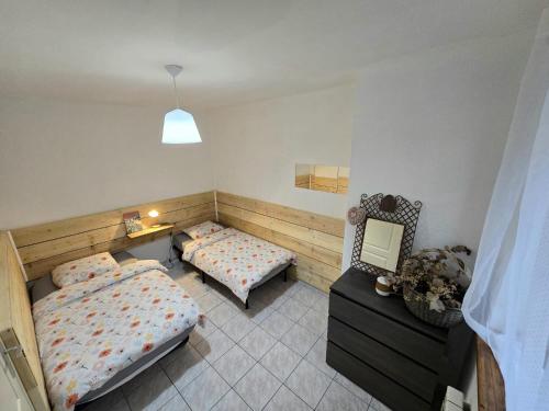 una camera da letto con due letti e uno specchio di Superbe appartement a Lamalou-les-Bains