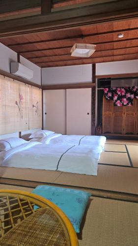 a large bed in a room on a boat at 海の風-春 in Wakayama