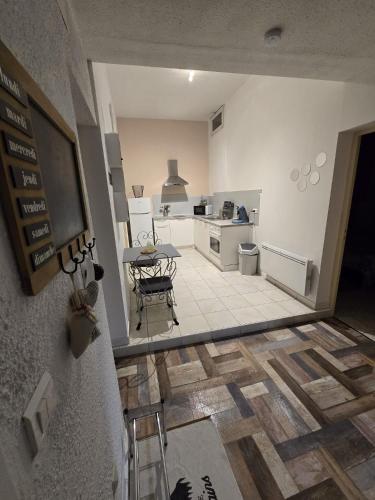 una stanza con cucina con tavolo e sedie di Superbe appartement a Lamalou-les-Bains
