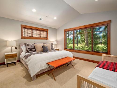 a bedroom with a bed and a window at Gilden Glade Sanctuary in Cle Elum