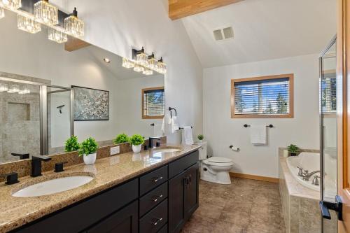 a bathroom with two sinks and a tub and a toilet at Skyline in Roslyn