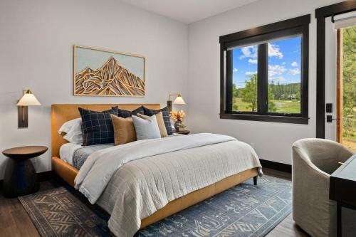 a bedroom with a large bed and a window at Grand Retreat in Cle Elum