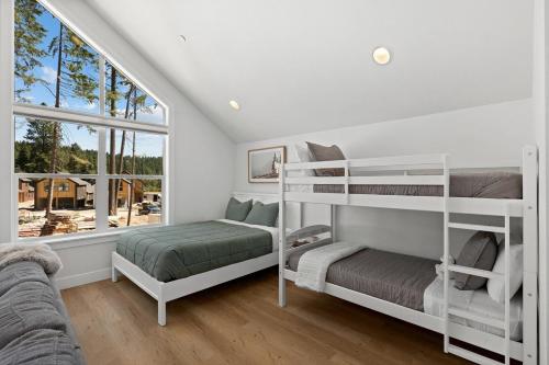 a bedroom with two bunk beds and a window at Sun Seeker in Cle Elum