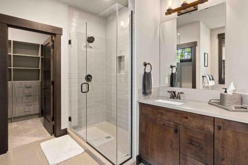 a bathroom with a shower and a sink at Parkside Lodge in Cle Elum