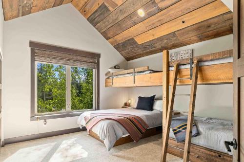 a bedroom with two bunk beds and a window at Parkside Lodge in Cle Elum