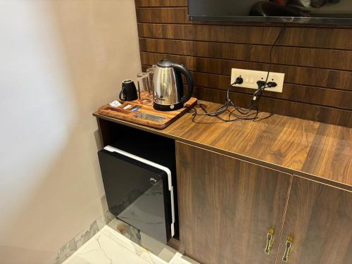 a wooden counter with a appliance on top of it at Hotel Blue Ocean in Bharweli