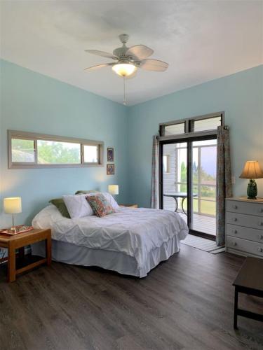 a bedroom with a bed and a ceiling fan at 2 Bedroom 2 Bath on Golf Course in Naalehu