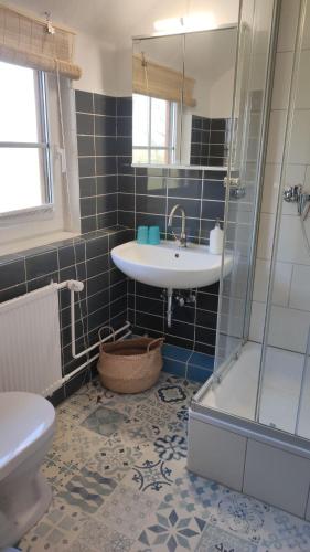 a bathroom with a sink and a shower at Landhaus-Sutje-Deichblick in Böhl