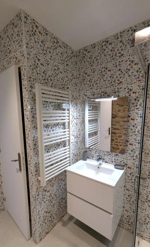 a bathroom with a sink and a mirror at Les Misstinguettes in Hyenville