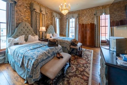 a bedroom with two beds and a chandelier at PA Smith Hotel in Navasota
