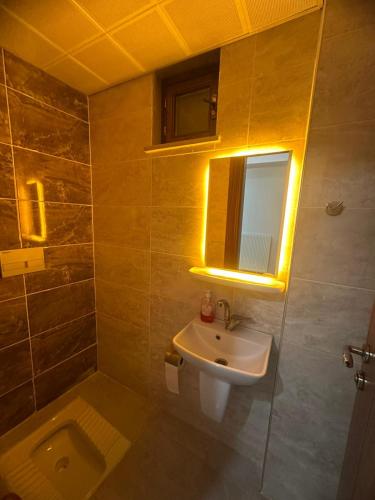 a bathroom with a sink and a mirror at Roz Family Mansion 2 in Diyarbakır