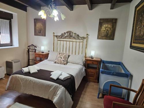 a bedroom with a bed with two towels on it at Casa Las Hortensias Hoznayo in Entrambasaguas