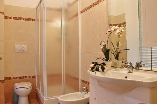 y baño con ducha, lavabo y aseo. en House Carla by Holiday World, en Albisola Superiore