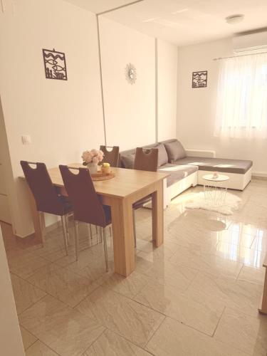 Apartments Niko Novalja