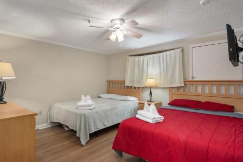a bedroom with two beds and a ceiling fan at Snowshoe Ski-InSki-Out Steps to Ballhooter Lift Mountain Lodge Condo in Snowshoe