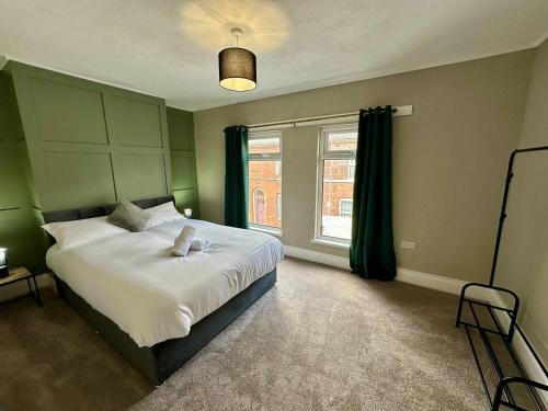 a bedroom with a large bed and a window at 2br Ormeau central in Belfast