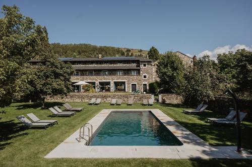 a swimming pool in the yard of a house at Hotel Bernat de So in Llivia