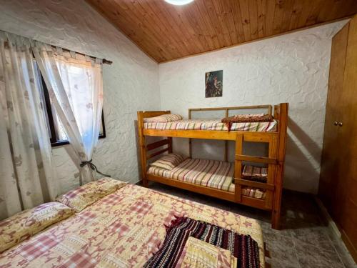 a bedroom with two bunk beds and a window at La Pantera in San Antonio de Arredondo