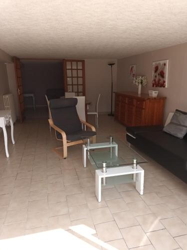ein Wohnzimmer mit Sofa und Tisch in der Unterkunft Ty Kerlen in Quimperlé