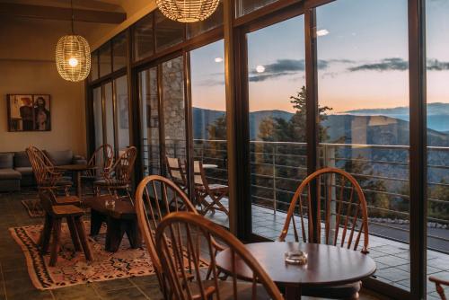 Nespecifikovaný výhled na hory nebo výhled na hory při pohledu z hotelu