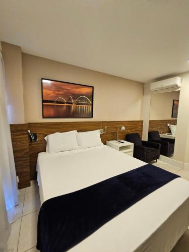 a bedroom with a large white bed in a room at Excelente Flat Duplex com vaga de garagem no Fusion Hotel in Brasília