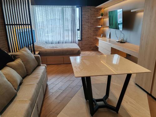 a living room with a couch and a table at STREET MALL Luna N6-3 in Puebla