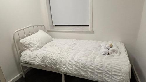 ein Bett mit zwei Stofftieren darauf in der Unterkunft SAMAz in Manchester