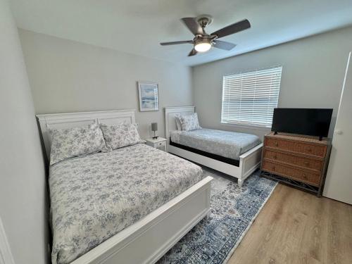 ein Schlafzimmer mit Bett und Flachbildfernseher in der Unterkunft Bayview in Orange Beach