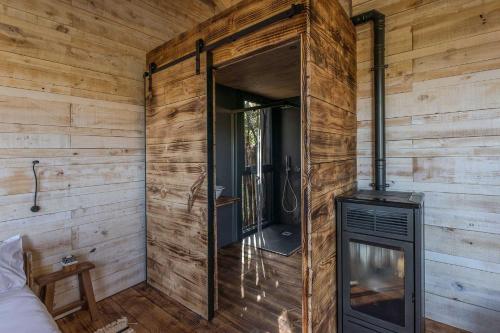 a wood paneled room with a fireplace in a cabin at Cabanyes entre Valls in Vall de Bianya