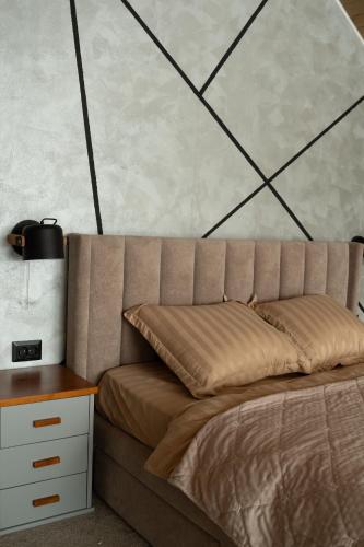 a bedroom with a bed and a nightstand with a bed sidx sidx at Vistachalet in Yablunytsya