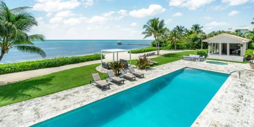 Luxury villa with a private beach! Pool overlooking the ocean!